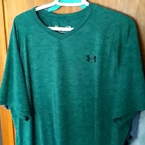 Underarmour v-neck xl.
